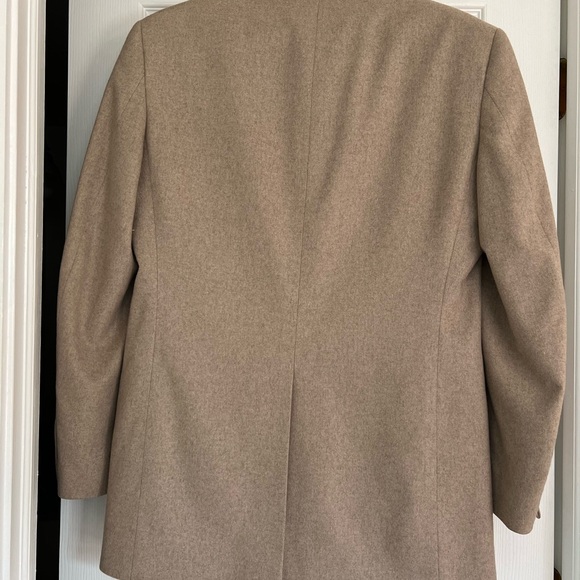 Suit coat is in perfect condition. Such nice detailing Great quality - Picture 3 of 5